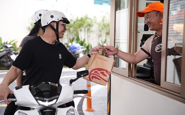 Highlands Coffee Tiên Phong Ra Mắt Mô Hình Drive-Thru Đầu Tiên Trong Ngành Đồ Uống Tại Việt Nam